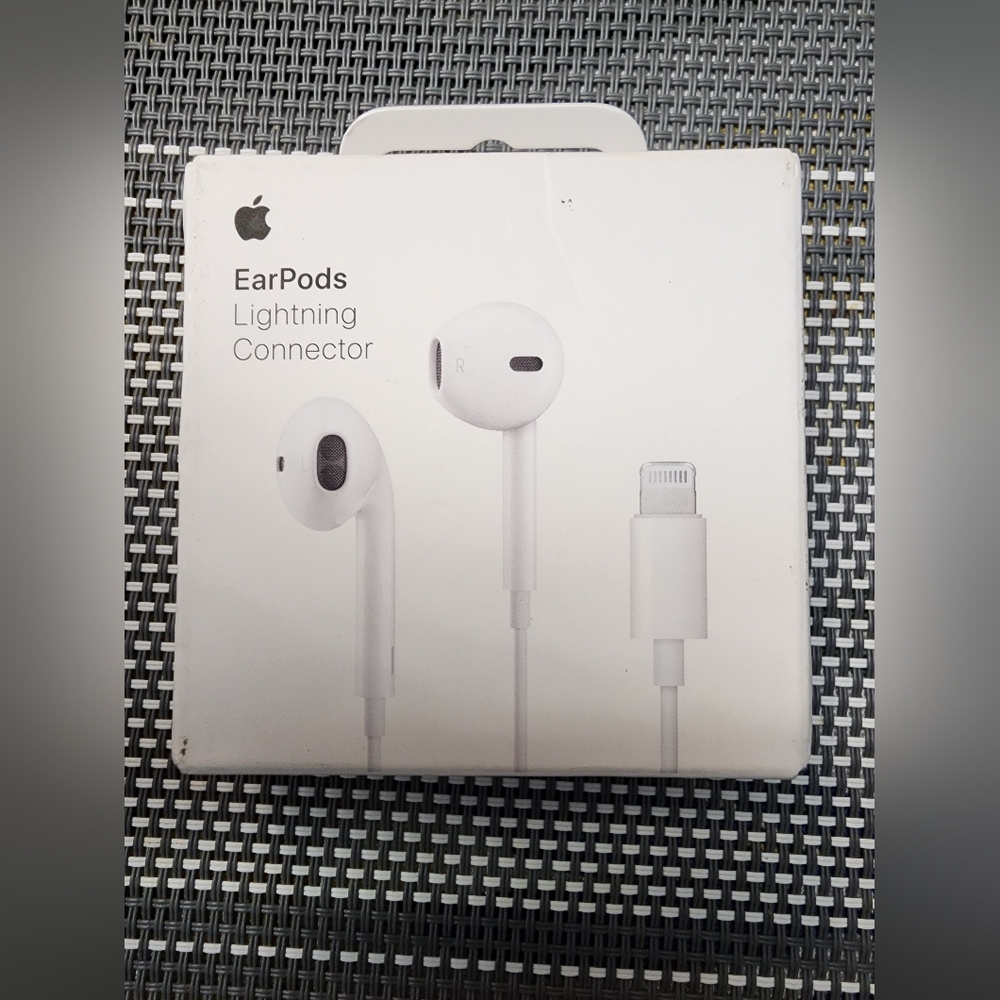 Apple Earpods with lighning connector- Sealed NEW
